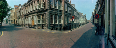 120941 Gezicht op de voorgevels van de panden Janskerkhof 13 A-hoger te Utrecht met rechts de voorgevels van de panden ...